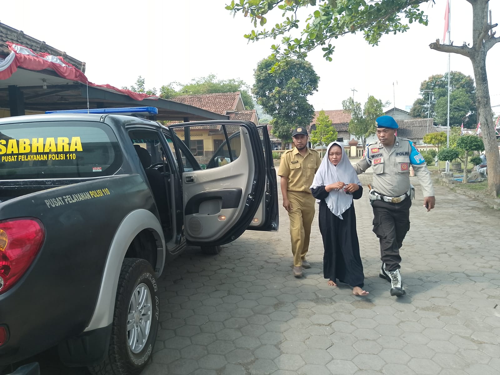 BERBELIT-BELIT: Tersangka (perempuan) saat diamankan anggota Polsek Jenggawah di Toko tempat melakukan aksinya. (JUMAI/RADARJEMBER)