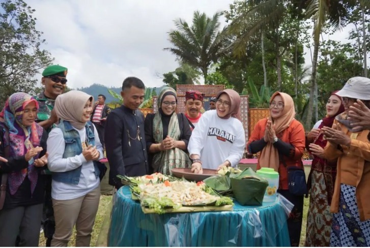 Wabup Lumajang Indah Amperawati mencoba membuat rujak otek dalam Festival Rujak Otek di Desa Sumberwuluh, Kecamatan Candipuro, Kabupaten Lumajang, Minggu (27/8/2023). (DISKOMINFO LUMAJANG)