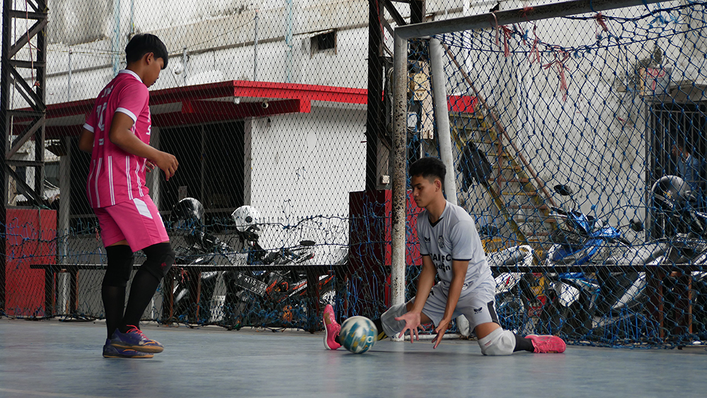 OLAH BOLA: Pemain futsal putra saat berlatih di Lapangan Elphasindo Jember, belum lama ini. Hari ini, Jember akan melawan Tuban di pertandingan perdana.