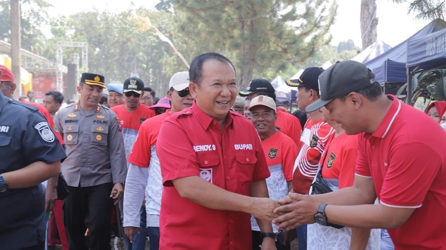 SEREMONI: Bupati Jember Hendy Siswanto membuka perhelatan lomba bersama kades se-Jember dalam memperingati HUT ke-78 RI di Wisata Puncak Badean, Selasa (29/8).