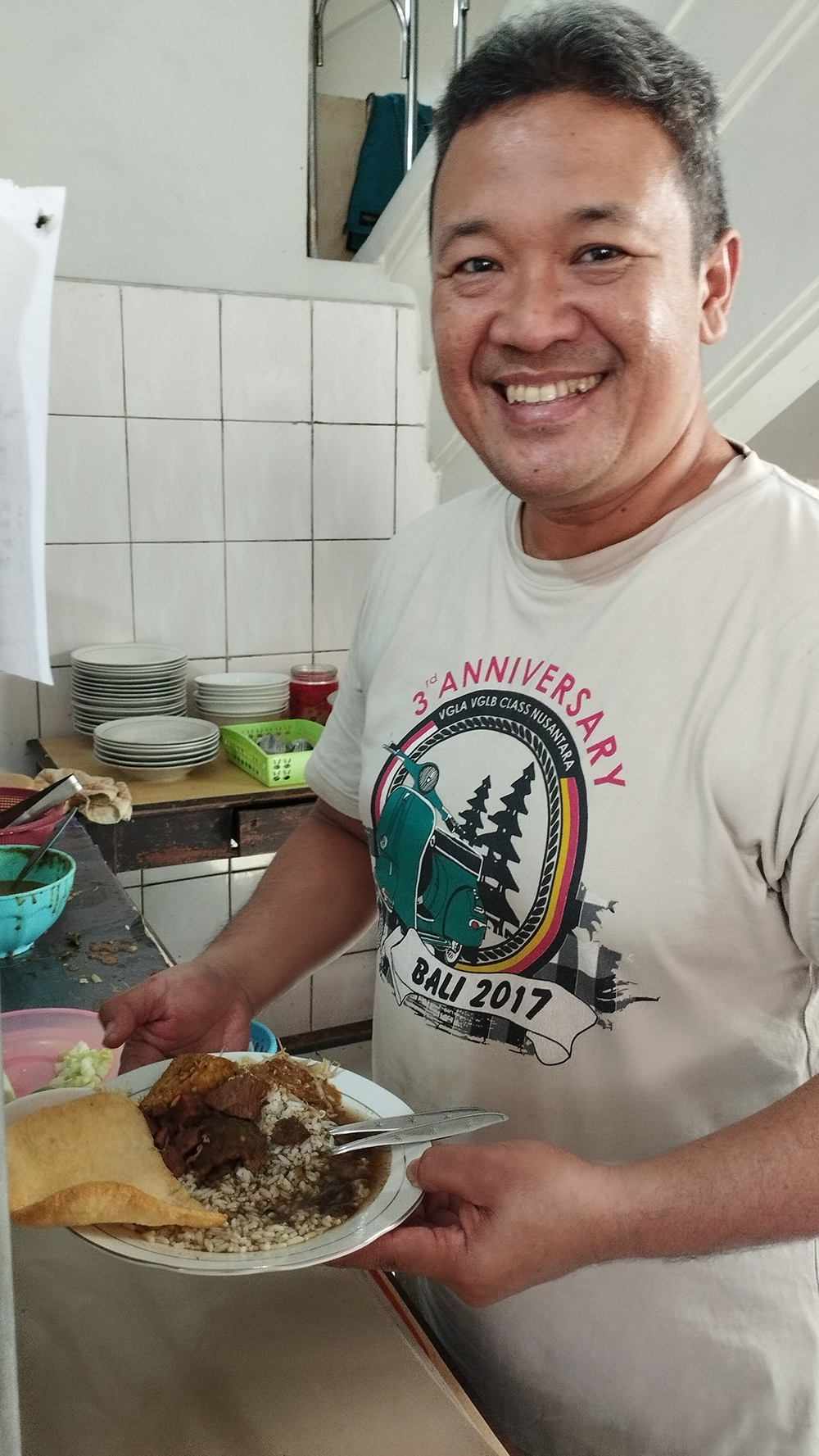 MERACIK BUMBU: Hadi Sulistiyono, owner warung Bu Darum, menyajikan rawon pecel pesanan pelanggan.