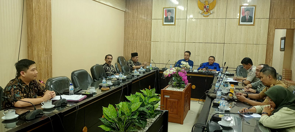 DALAM PEMBAHASAN: Rapat dengar pendapat perihal rencana pembangunan hotel yang belum berizin, di Ruang Komisi B DPRD Jember, Selasa (29/8) siang.