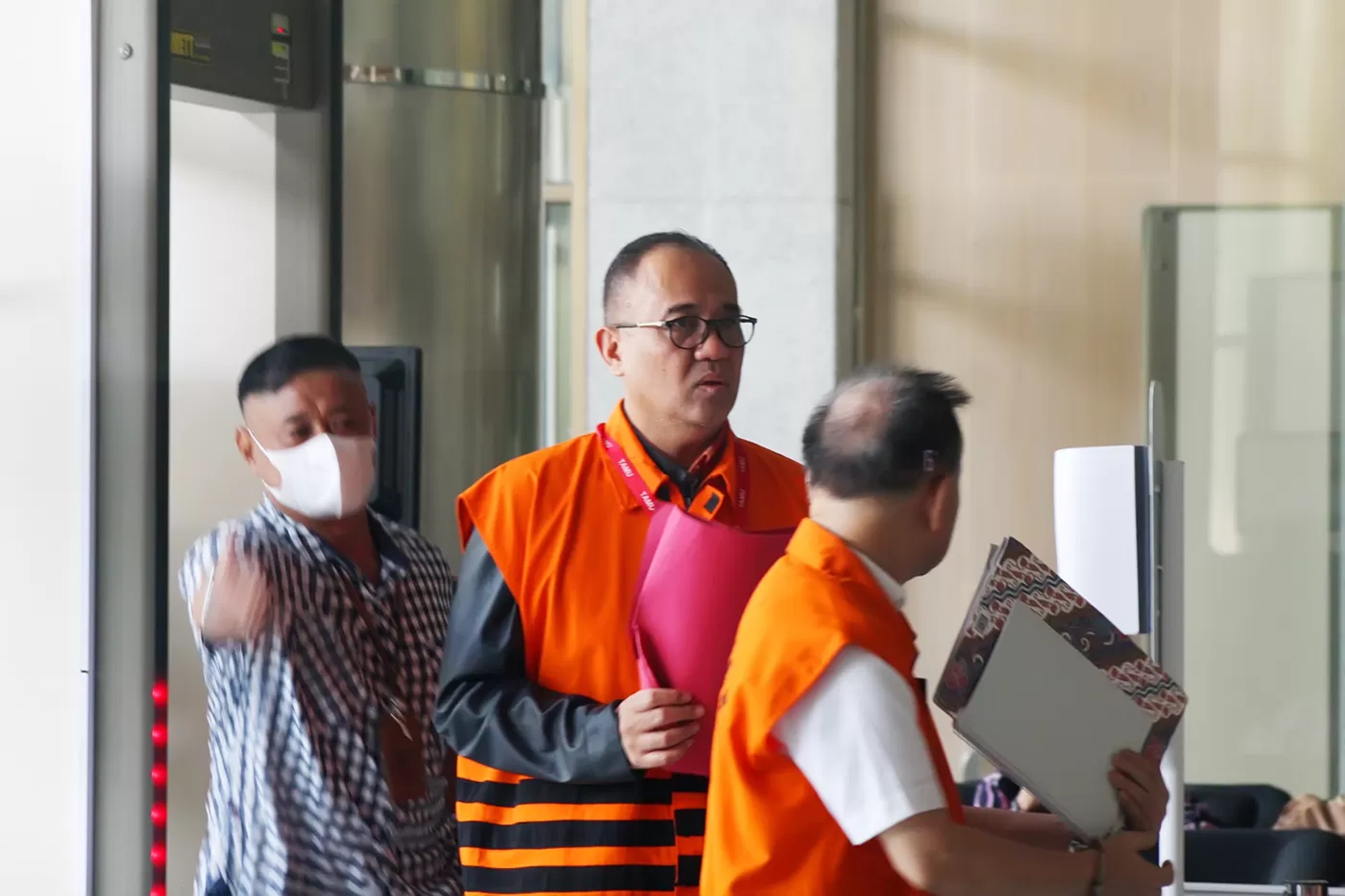 Rafael Alun Tri Sambodo, Mantan pejabat Direktorat Jenderal Pajak (DJP) Kementerian Keuangan (Kemenkeu) didakwa menerima gratifikasi sebesar Rp16,6 miliar bersama sang isri, Ernie Meike Torondek.