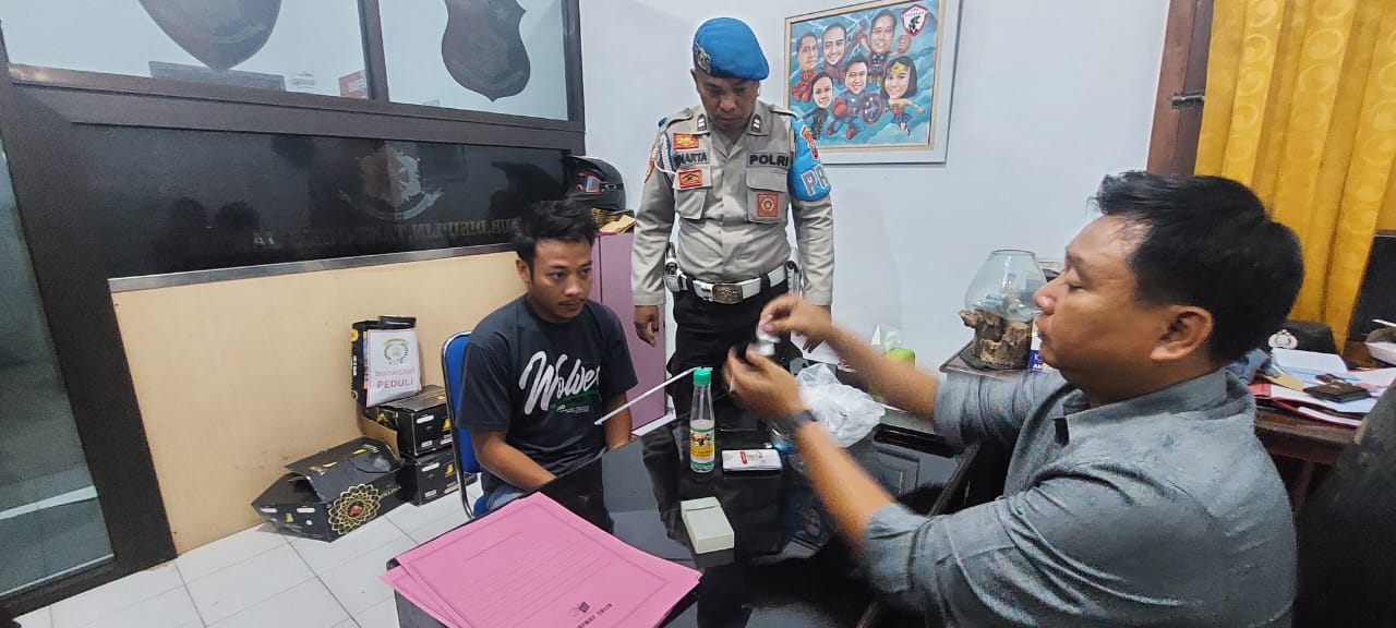 DIPERIKSA: Tersangka kasus sabu-sabu (kiri) ketika diperiksa kepolisian.