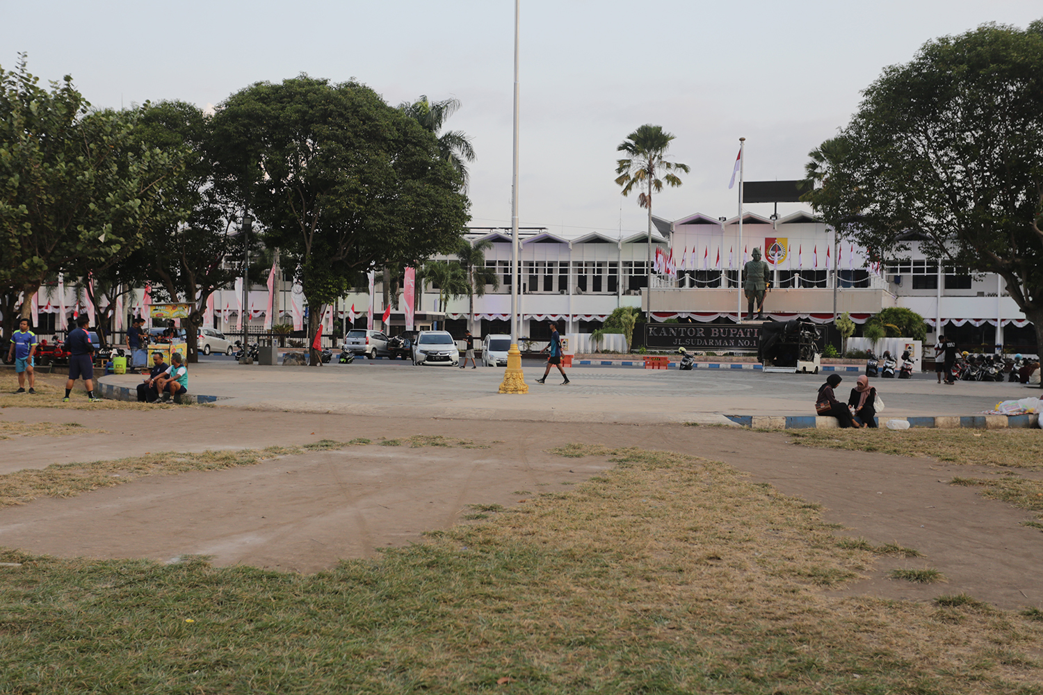 PERLU PERBAIKAN: Alun-Alun Jember untuk beberapa waktu ke depan akan tetap terlihat seperti biasanya, karena rencana peremajaan gagal dilakukan tahun ini.