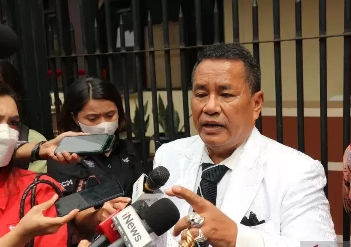 Pengacara Kondang Hotman Paris kini menjadi kuasa hukum keluarga Imam Masykur, kematian korban memantik demo kemanusian di Aceh.