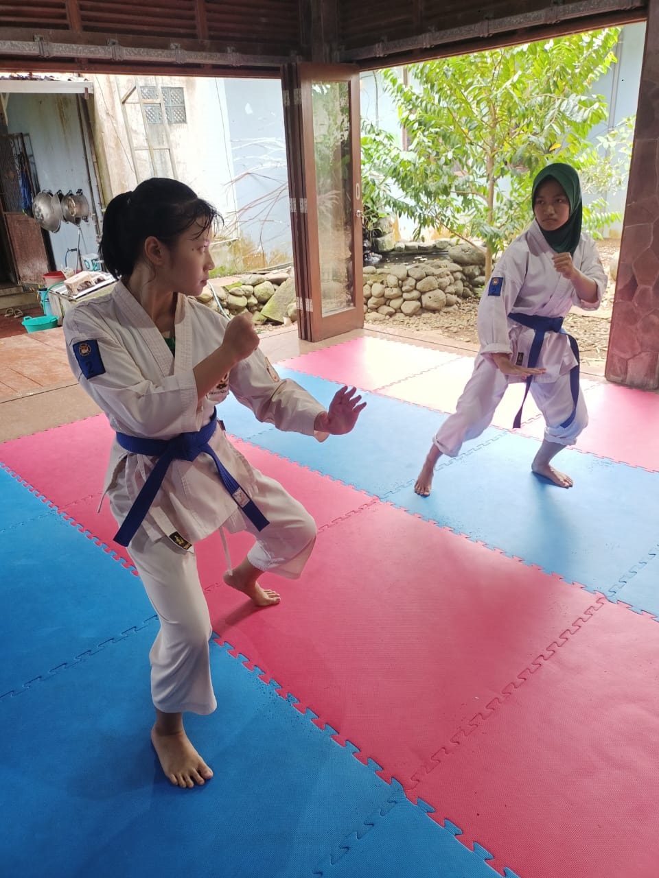 BERLAGA: Dua atlet karate kyokushin saat berlaga di Kejurnas Kyokushin Iko Nakamura II di Lippo Plaza Jember, akhir pekan lalu. Event seperti ini bisa menghindarkan anak dari kekerasan.