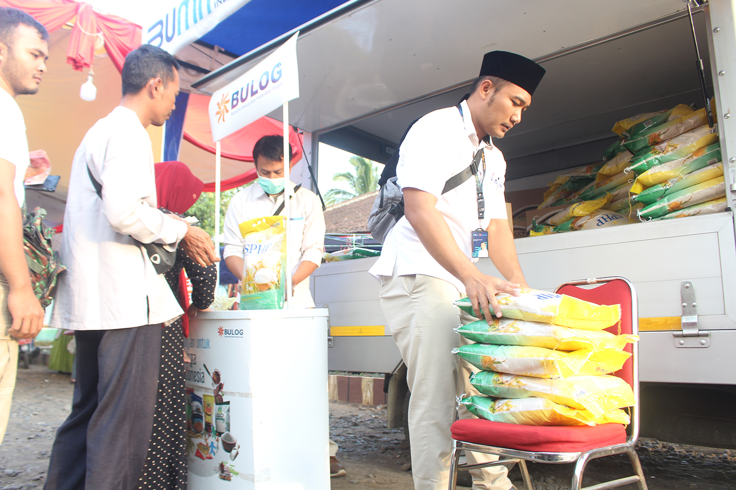 TURUNKAN BERAS: Warga Tegalampel saat menerima beras SPHP.