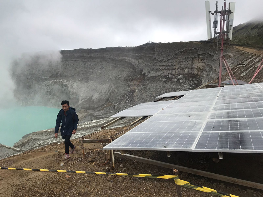 POTENSI BONDOWOSO: Wisatawan saat berada di puncak Gunung Ijen yang terdapat PLTS.  &ldquo;Setelah Banyuwangi mengusung gagasan Geopark, Bondowoso baru bergerak. Itu berarti pemerintah selalu terlambat."  S