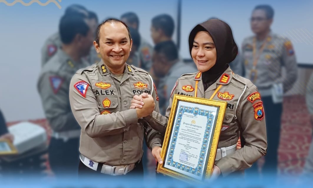 KEBANGGAAN: Kasatlantas Polres Jember AKP Arum Inambala (kanan) saat menerima penghargaan dari AKBP Alex Kasubdit Kamsel Polda Jatim. (SATLANTAS UNTUK RADARJEMBER)