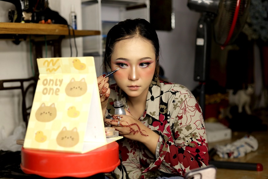 SKILL: Ikrima Nazkuri Nabilla, perias asal Kecamatan Ambulu, yang mampu merias wajahnya sendiri.