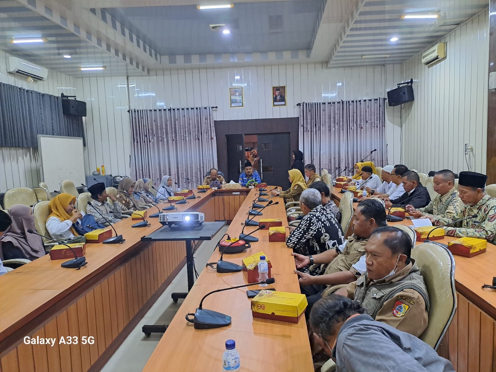 PENGABDIAN: Bupati Jember Hendy Siswanto bersama para guru agama. Tahun ini insentif para guru agama dipastikan akan cair.