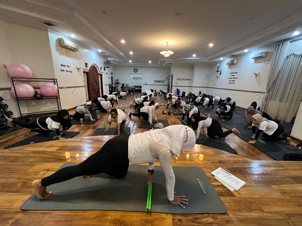 FOKUS: Sejumlah masyarakat ketika melakukan olahraga Pound Unplugged, hal itu dinilai dapat membantu menjaga kebugaran tubuh.