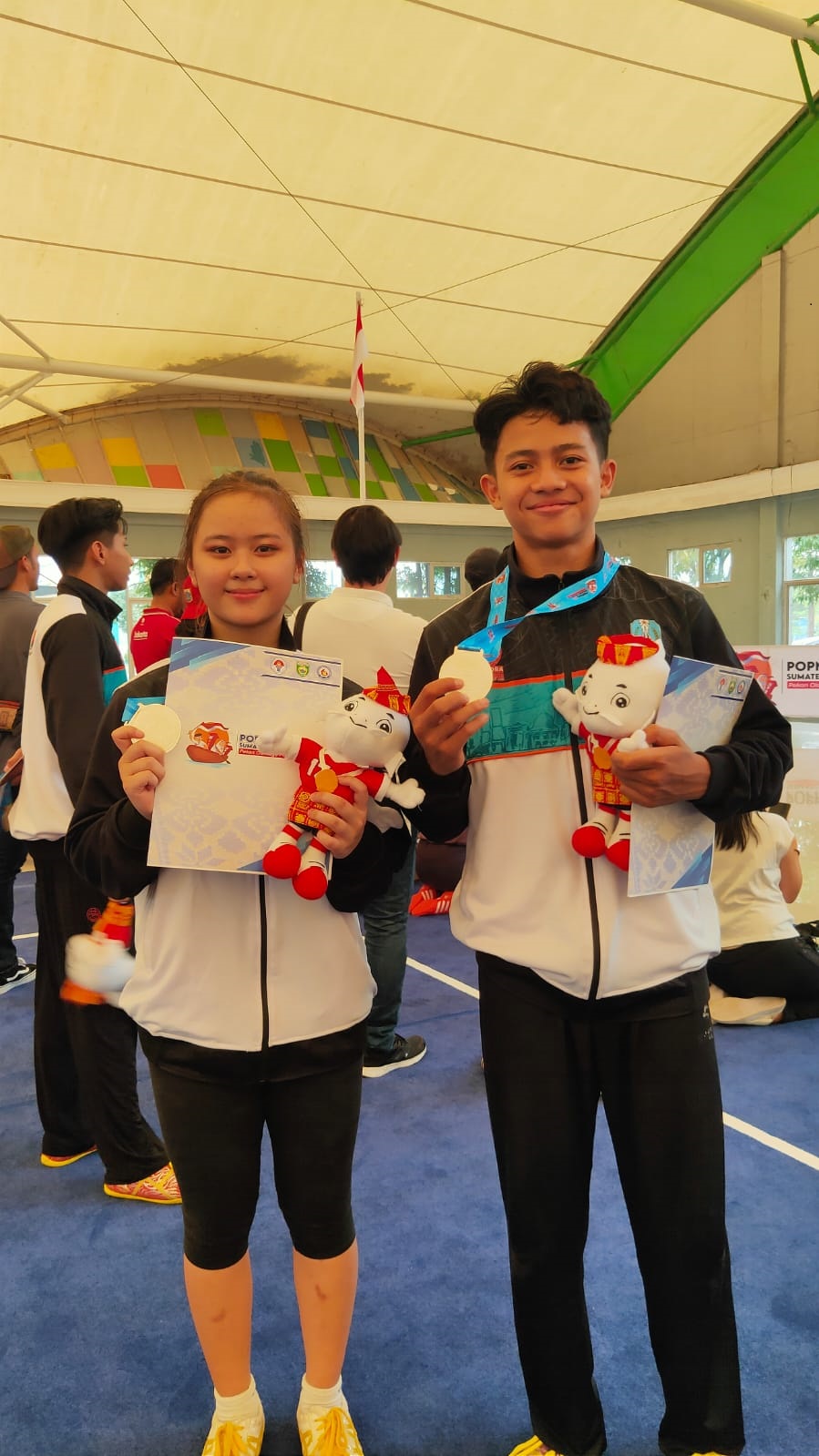 PERDANA: Jessie (kiri) dan Rakay Nobel, atlet wushu Jember, sama-sama menyumbang medali emas di nomor beregu dan medali perak di nomor perorangan pada Popnas Palembang 2023.