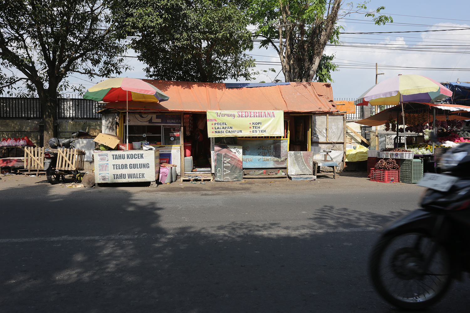 BAGAIMANA INI: Warung yang berdiri di trotoar pinggir Jalan Basuki Rahmat, sekitar Pasar Tegal Besar, Kecamatan Kaliwates, ini terkesan dibiarkan.