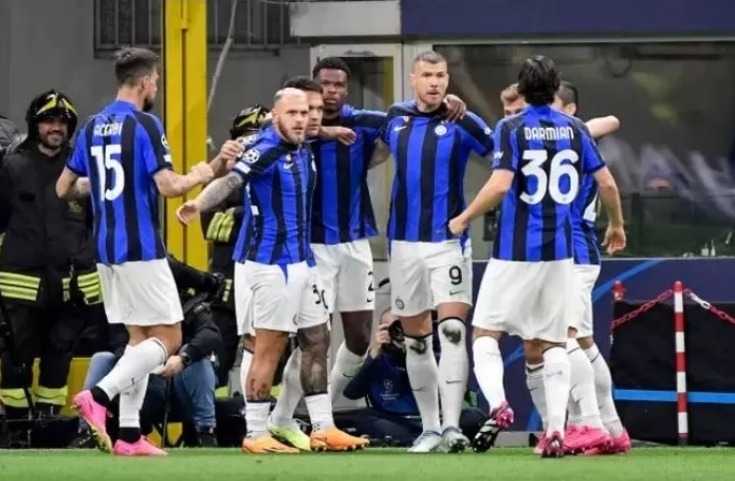 Pemain Inter Milan mengenakan jersey tanpa sponsor.