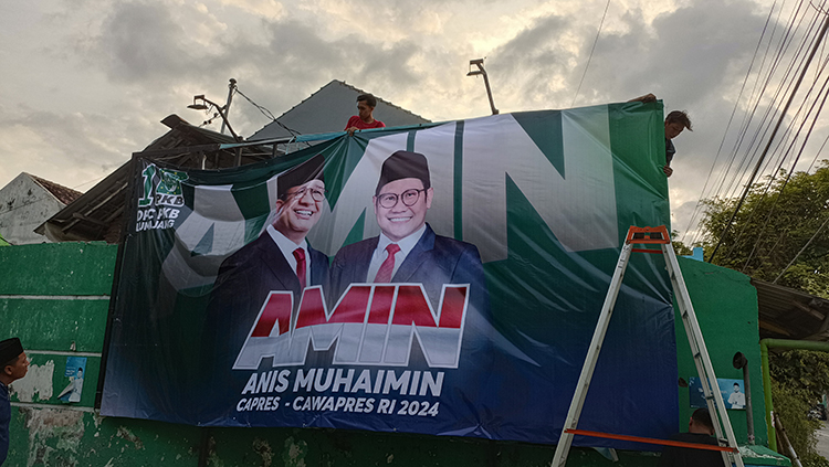 DIPASANG: Proses pemasangan baliho berukuran besar bertuliskan AMIN (Anies-Muhaimin) di depan gedung DPC PKB Lumajang, kemarin (03/09).