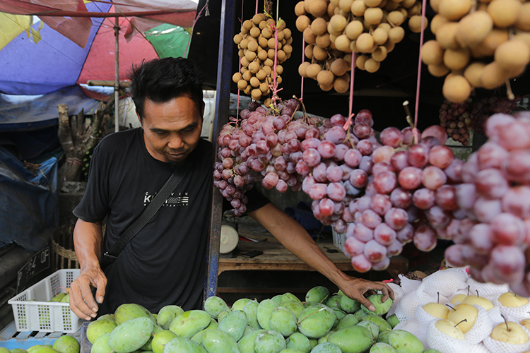 SEGAR: Ahmad Suryadi, pedagang buah pinggir Jalan dr Soebandi, Kreongan, Patrang, yang menjajakan beragam buah.