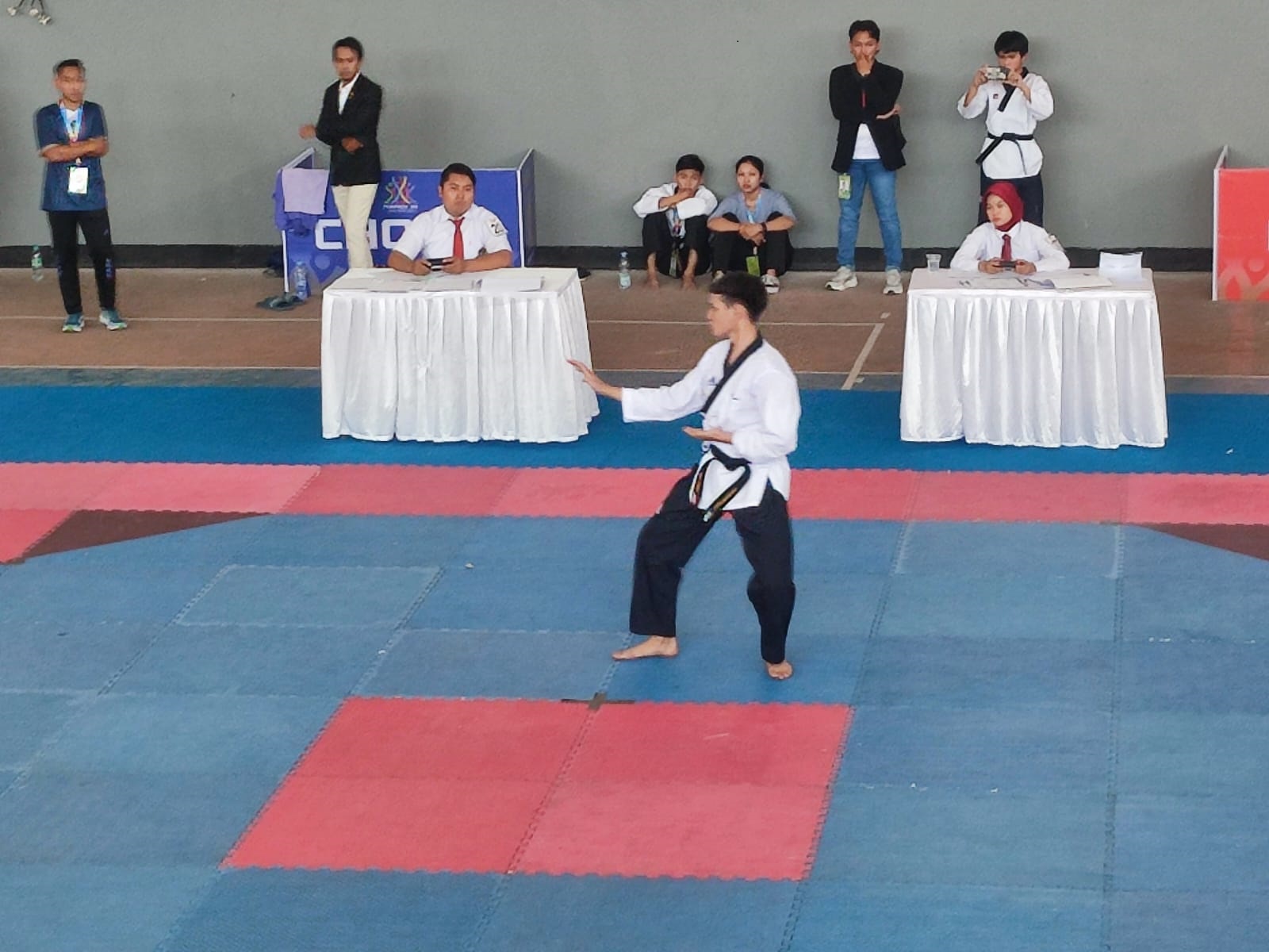 EMAS PERTAMA: Raimond Arya Krisna K., atlet taekwondo Jember, saat berlaga di nomor poomsae individu putra pada Porprov Jatim 2023 di Jombang, kemarin (4/9). Raimond berhasil meraih medali emas, sehi