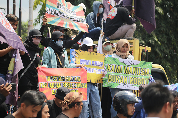 NASIB PUTRA DAERAH: Massa aksi yang mayoritas merupakan pekerja Pt Wijaya Cahaya Timber (WCT) aksi di depan Disnaker Jember, karena hasil pertemuan sebelumnya tak kunjung dilakukan.