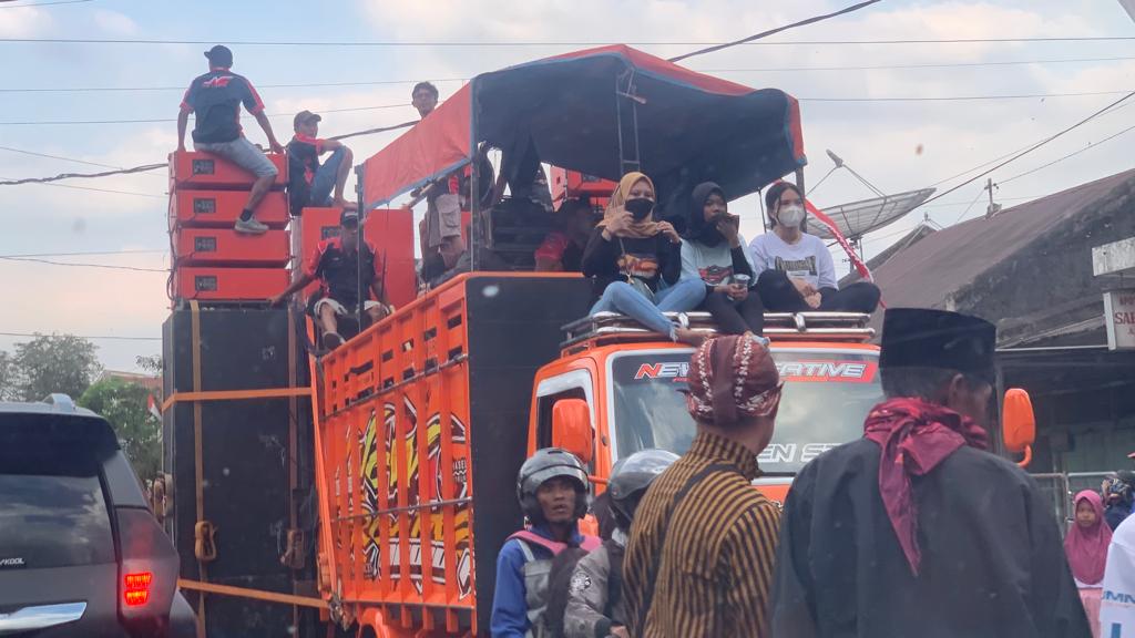 PARADE: Salah satu sound system milik warga setempat saat melaksanakan battle sound system. Kini kegiatan itu sudah dilarang oleh Polres Bondowoso.  &nbsp;