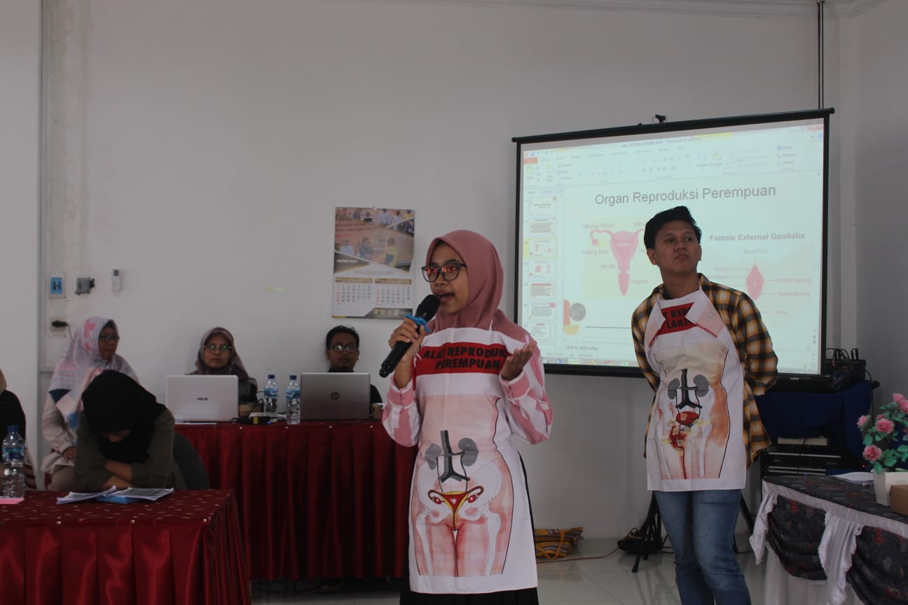 BERI EDUKASI: Lina, siswa Sekolah Perempuan Mandiri (SPM), memaparkan fungsi organ reproduksi kepada para remaja penggerak di Kecamatan Sumbersari.