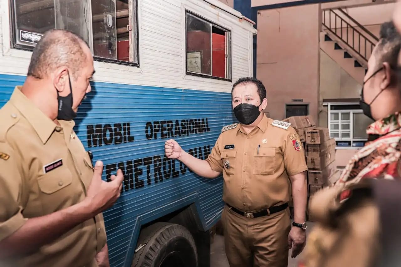 TINJAU: Bupati Jember Hendy Siswanto memantau aset Pemkab Jember yang ada di bawah naungan Disperindag Jember, beberapa waktu lalu.