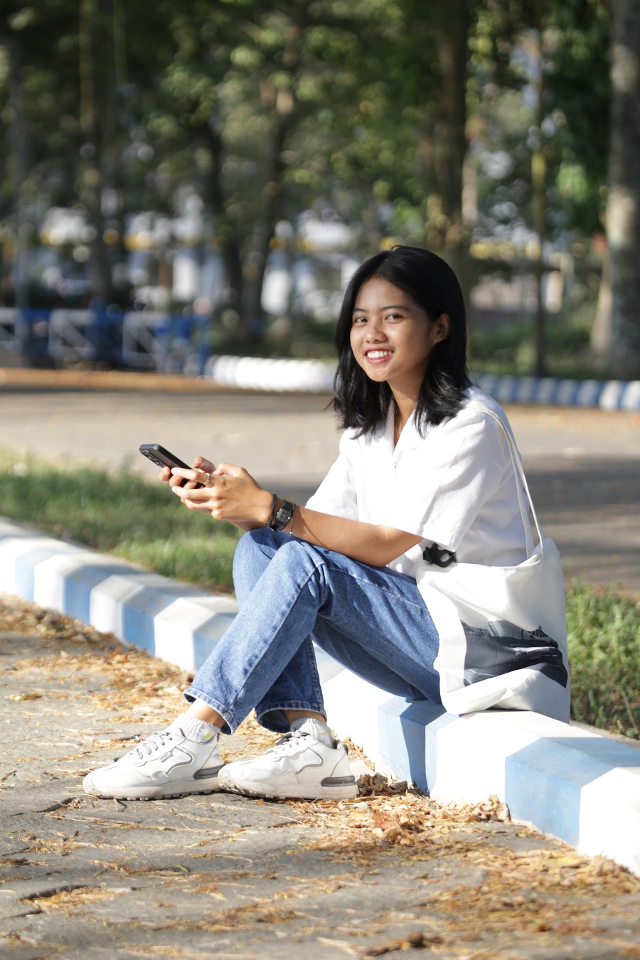 SANTAI: Mery Gunawan, desainer asal Jember, menyatakan, setiap orang bisa bergaya asal bisa pilih.  &nbsp;