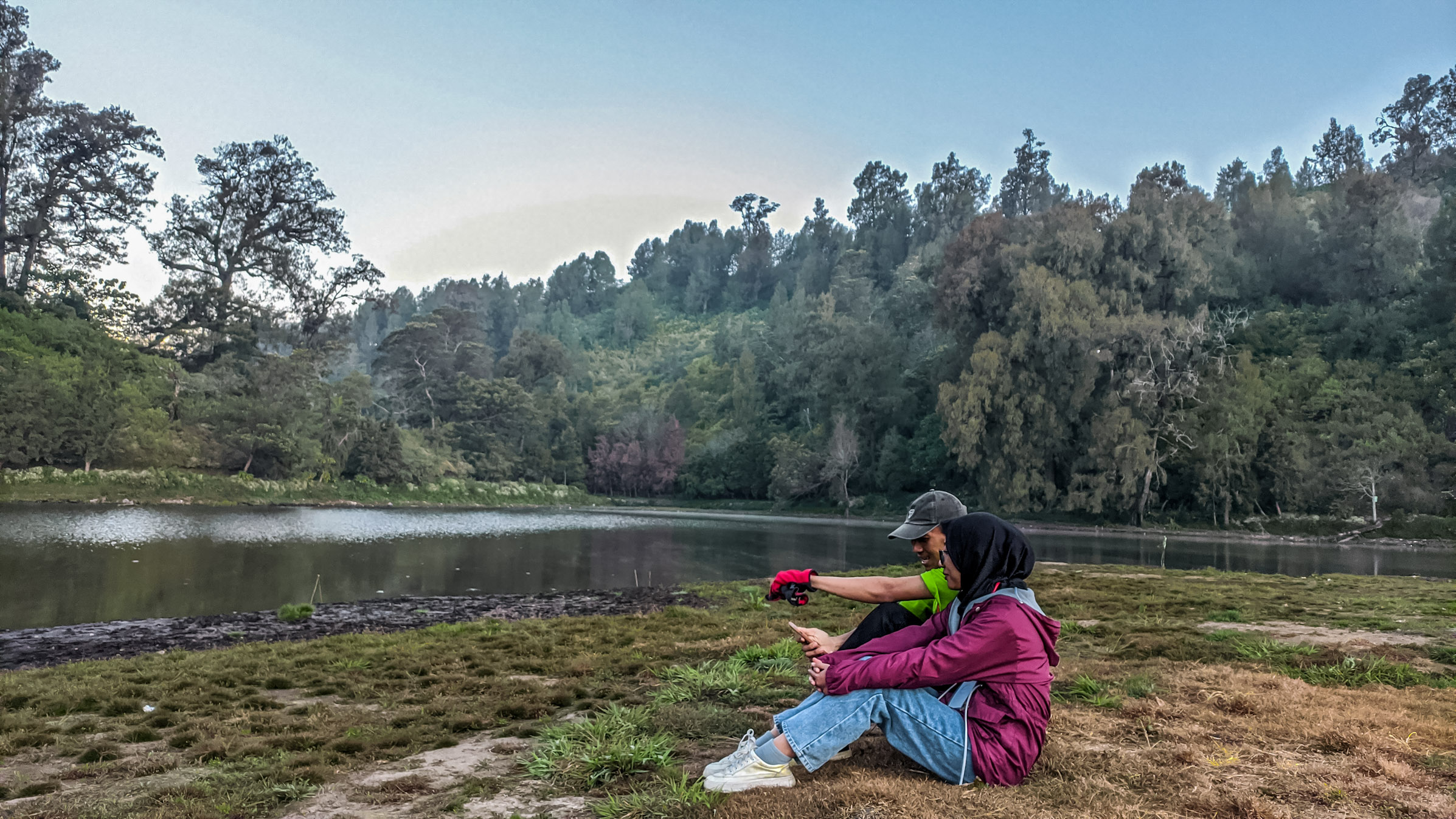 INDAH: Wisatawan duduk menikmati indahnya pemandangan di sekeliling danau Ranupani.