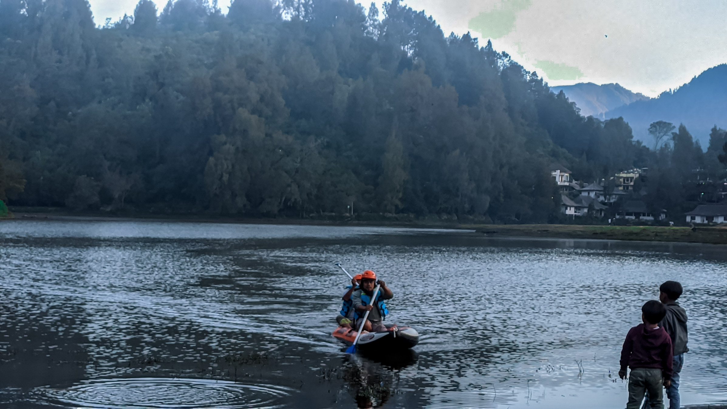 LOKAL: Penduduk lokal yang memandangi indahnya danau Ranupani di Desa Ranupani.