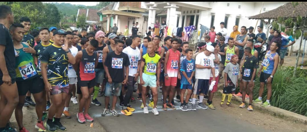 MERIAH: Lomba lari marathon tingkat desa, tetapi peserta datang dari luar Jember. (JUMAI/RADARJEMBER)