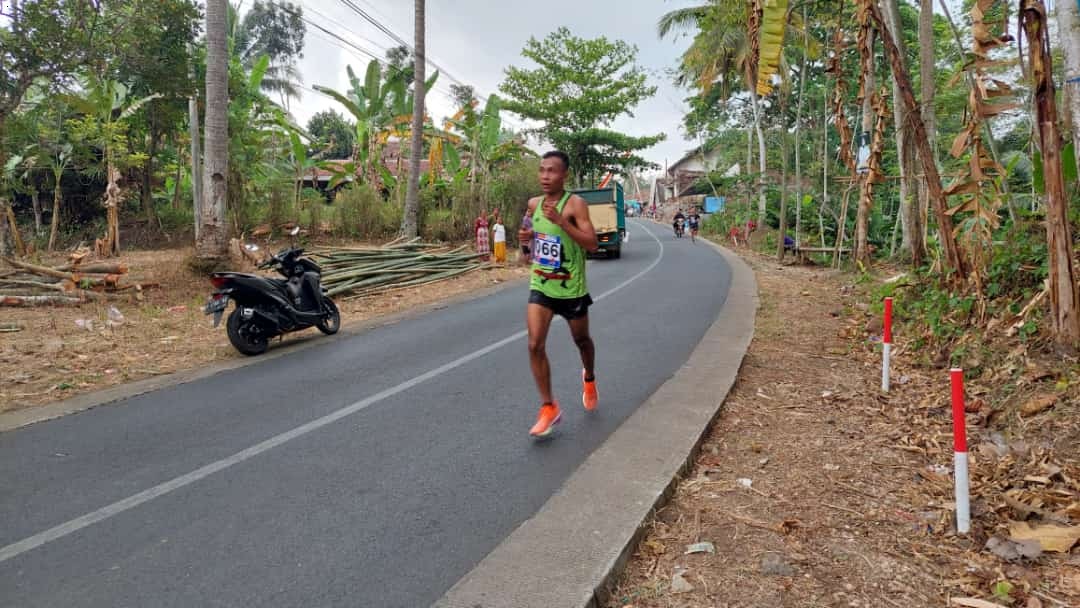 ANTUSIAS: Warga saat mengikuti event lari yang digelar oleh pihak desa di Kecamatan Sumberbaru, kemarin (10/9),