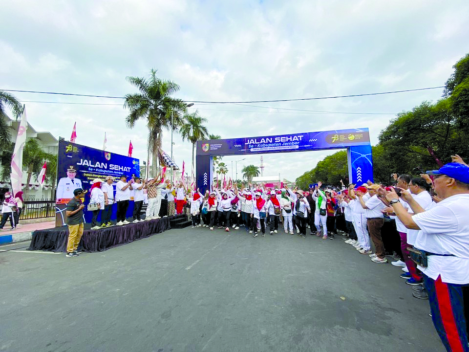 SEMANGAT: Ribuan warga Jember memeriahkan kegiatan jalan sehat peringatan HUT ke-78 RI di Alun-Alun Jember, Minggu (10/9).  &nbsp;