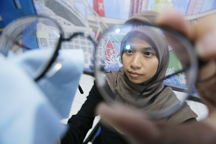 &ldquo;Kornea nutrisinya dari air mata. Kalau softlens dipakai terus, maka air mata sulit masuk ke kornea dan akan mengganggu kualitas mata.&rdquo;  ERWANDA FREDY  Dokter Spesialis Mata