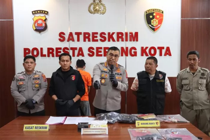 Kombes Pol Sofwan Hermanto (tengah),Kapolres Serang Kota saat ungkap kasus penusukan penjual kebab di Aula Satreskrim Polresta Serang Kota, Sabtu (10/9) lalu.