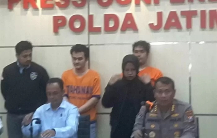 Tersangka Hullay Amstala dan Balik Setiono Wiryanto ditahan di Polda Jatim, akibat merugikan Gojek miliaran rupiah.
