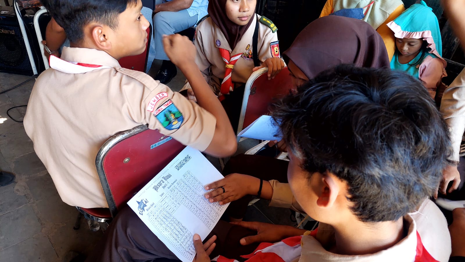 BELAJAR: Pelajar Jember saat belajar aksara kawi di Museum Huruf, Sumbersari, Sabtu (9/9) lalu. Ini bagian dari upaya mengenalkan dan melestarikan aksara Jawa kuno.