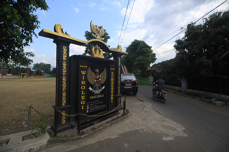 BERUBAH TAMPILAN: Tugu perguruan silat di Jember diubah menjadi tugu Pancasila dengan cara ditempel banner.