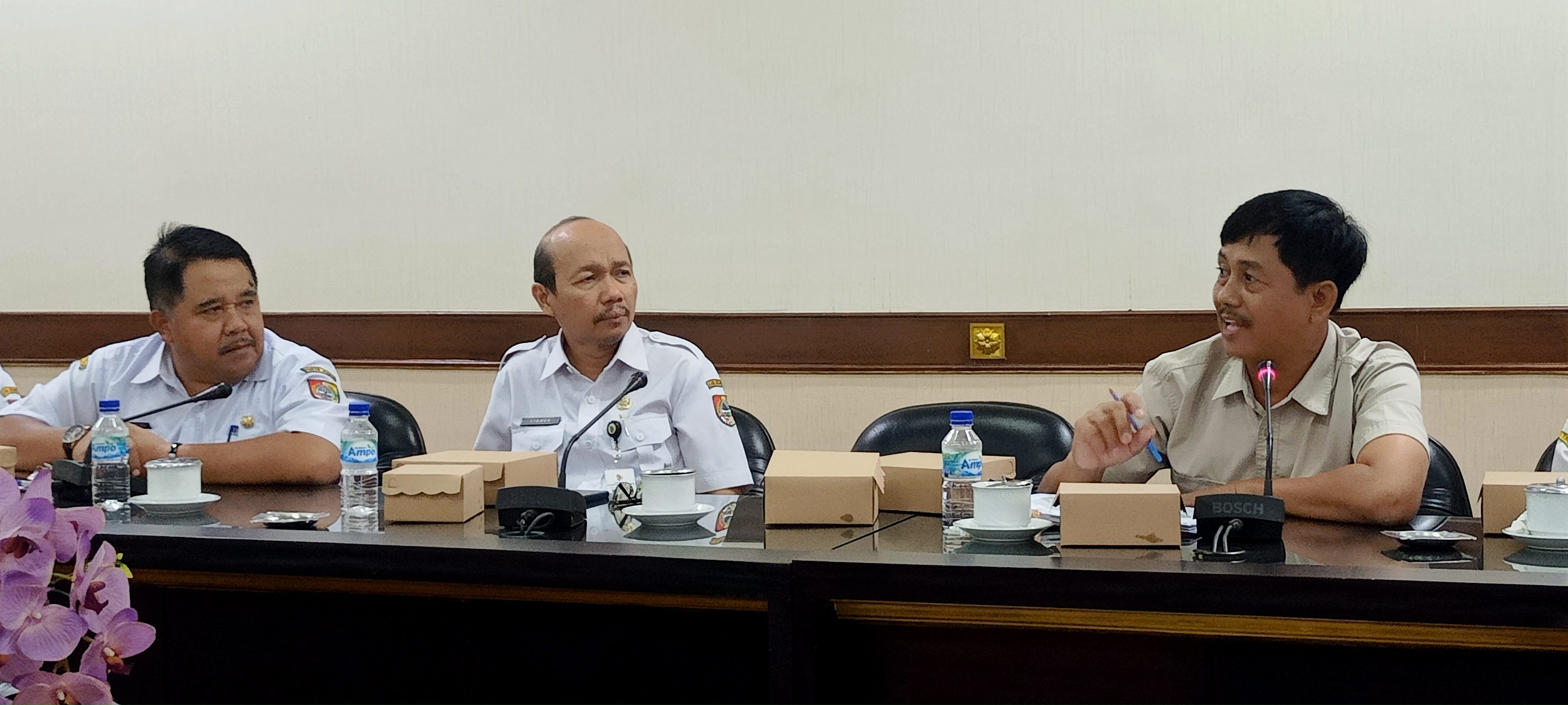 DALAM PEMBAHASAN: KBO Satreskoba Polres Jember Iptu Edi Santoso (kanan) dalam rapat Pansus 1 DPRD dengan agenda pembahasan Raperda Fasilitasi Pencegahan, Pemberantasan Narkoba