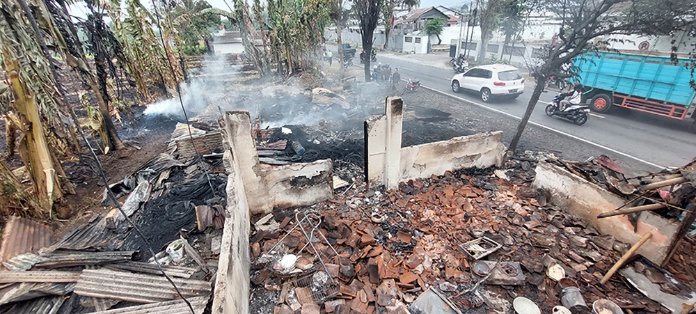 TAK TERSELAMATKAN: Warga mengevakuasi sisa-sisa kebakaran di bengkel milik Jaswadi dan warung milik Didik Suhartono, di Desa/Kecamatan Pakusari, kemarin.