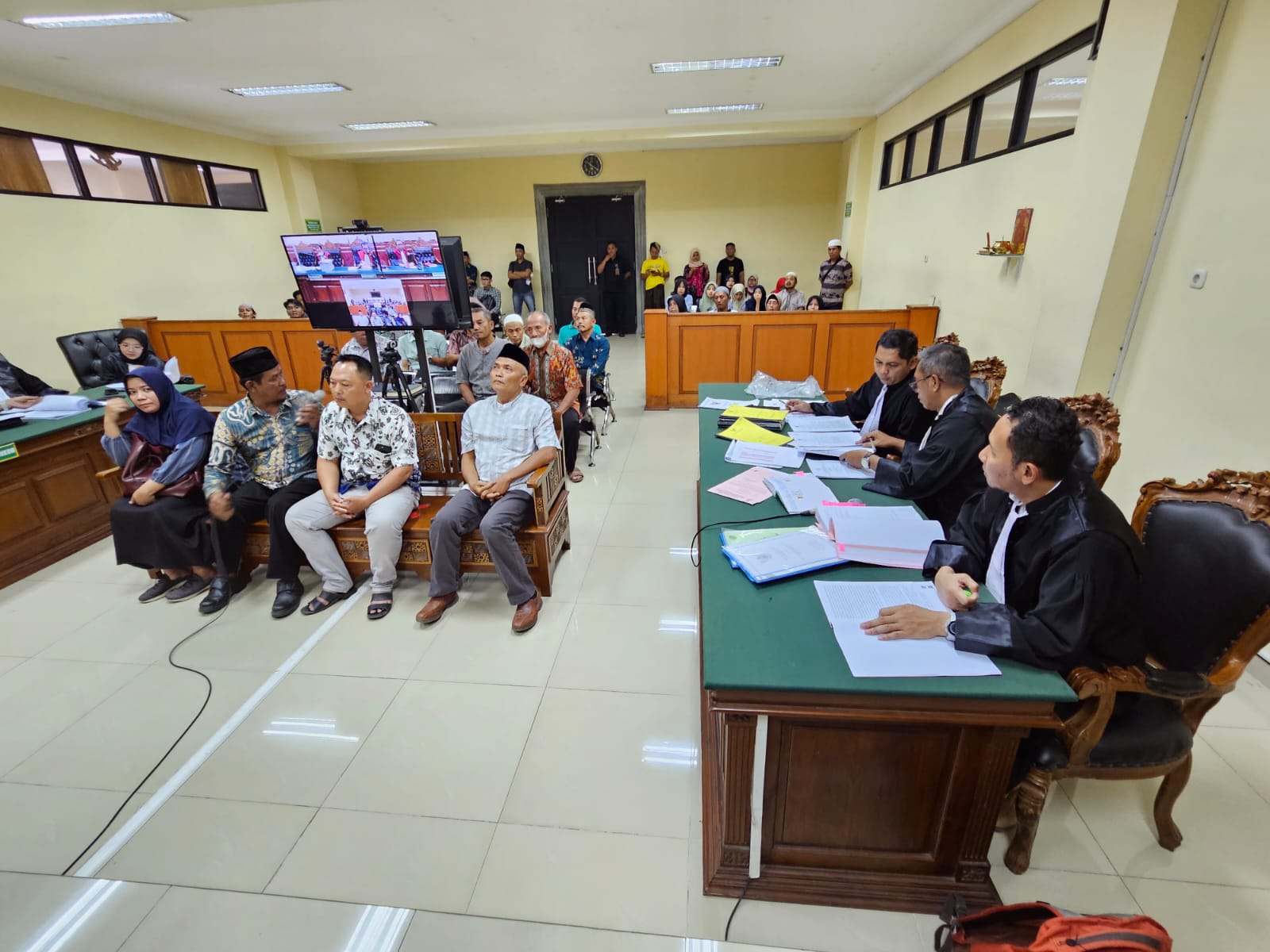 TERTIB: Para saksi ketika memberikan keterangan terkait perkara dugaan tindak pidana korupsi di Desa Mundurejo yang menjerat kadesnya.
