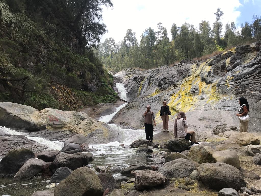 NIKMATI ALAM: Sejumlah wisatawan Kawah Ijen mampir ke Situs Geopark Air Terjun Kalipait.