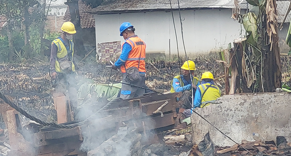 DEMI PELANGGAN: Petugas PLN langsung ke lokasi kebakaran untuk melakukan penggantian kabel di Pakusari, kemarin.