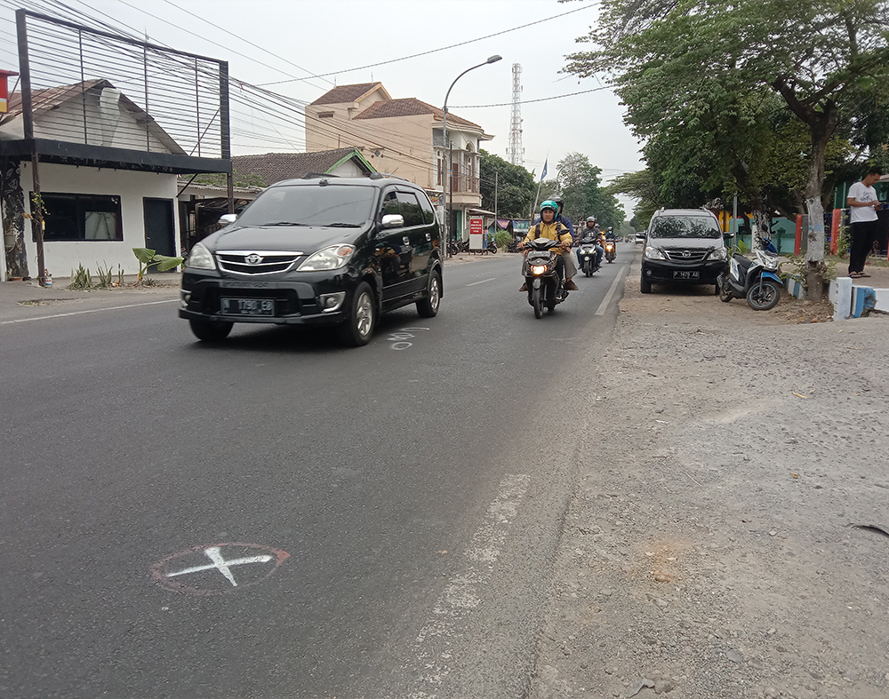 DIBERI TANDA: Bekas kecelakaan yang melibatkan satu motor dengan truk di Jalan Raya Bondowoso-Situbondo, Kecamatan Tenggarang.