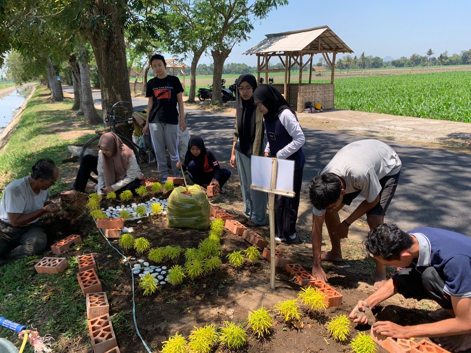 PERCANTIK: Tim PPK Ormawa BEM FEB Unej saat membuat taman bunga di Wisata Kanal Suko-Suko yang terletak di jalan penghubung Desa Sukorejo dengan Desa Gambirono.