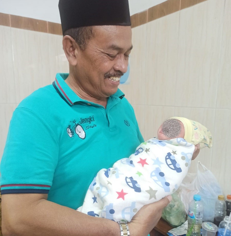 SEHAT: Kuasa hukum korban pencabulan di Ledokombo menggendong anak RA yang baru dilahirkan, kemarin (15/9).