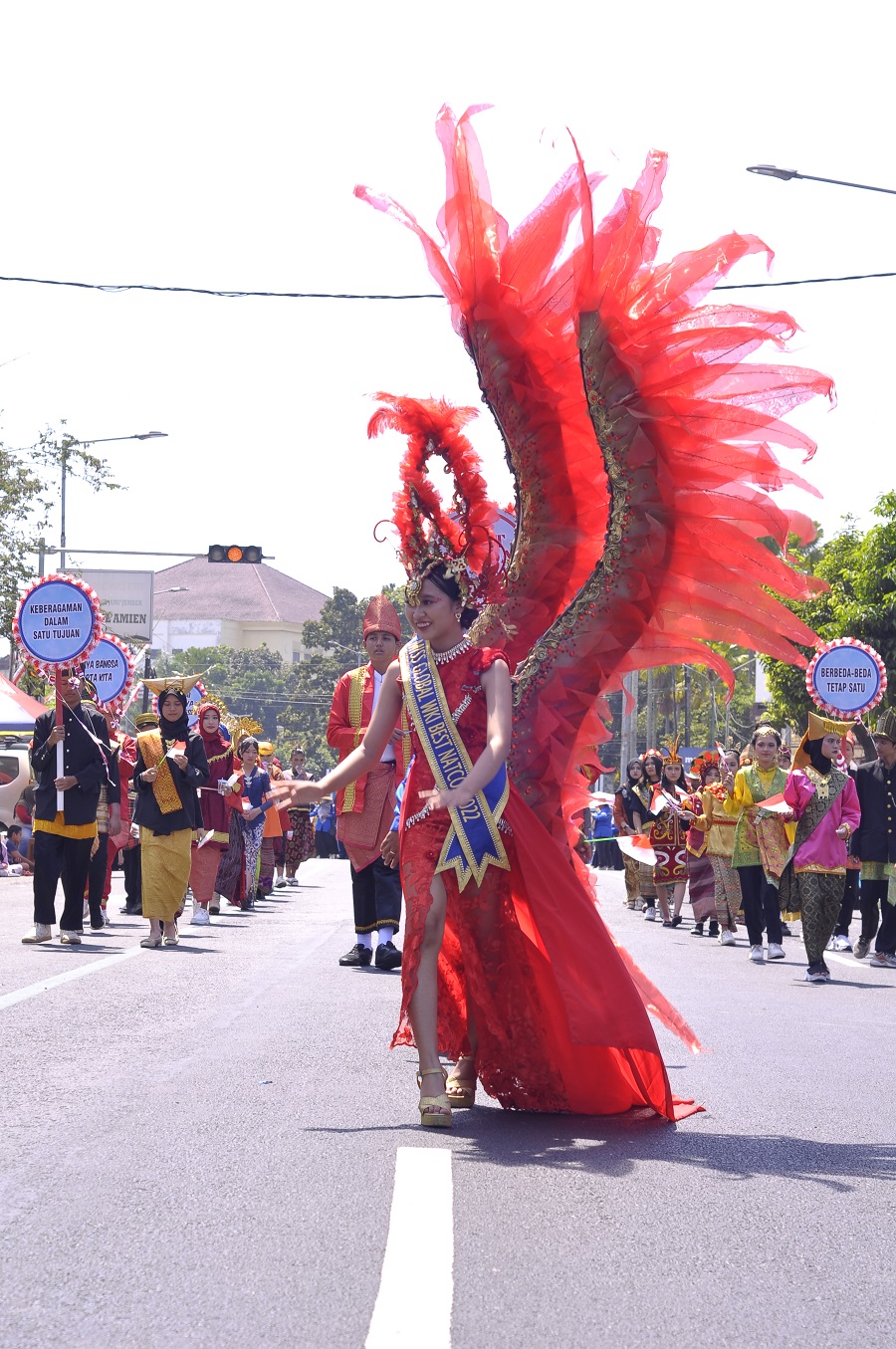 MEMUKAU: Karnaval pelajar pada Agustus kemarin saat melintas di Jalan Sultan Agung. Hari ini jalan menuju Alun-Alun Jember akan dilakukan sistem buka tutup hingga penutupan.