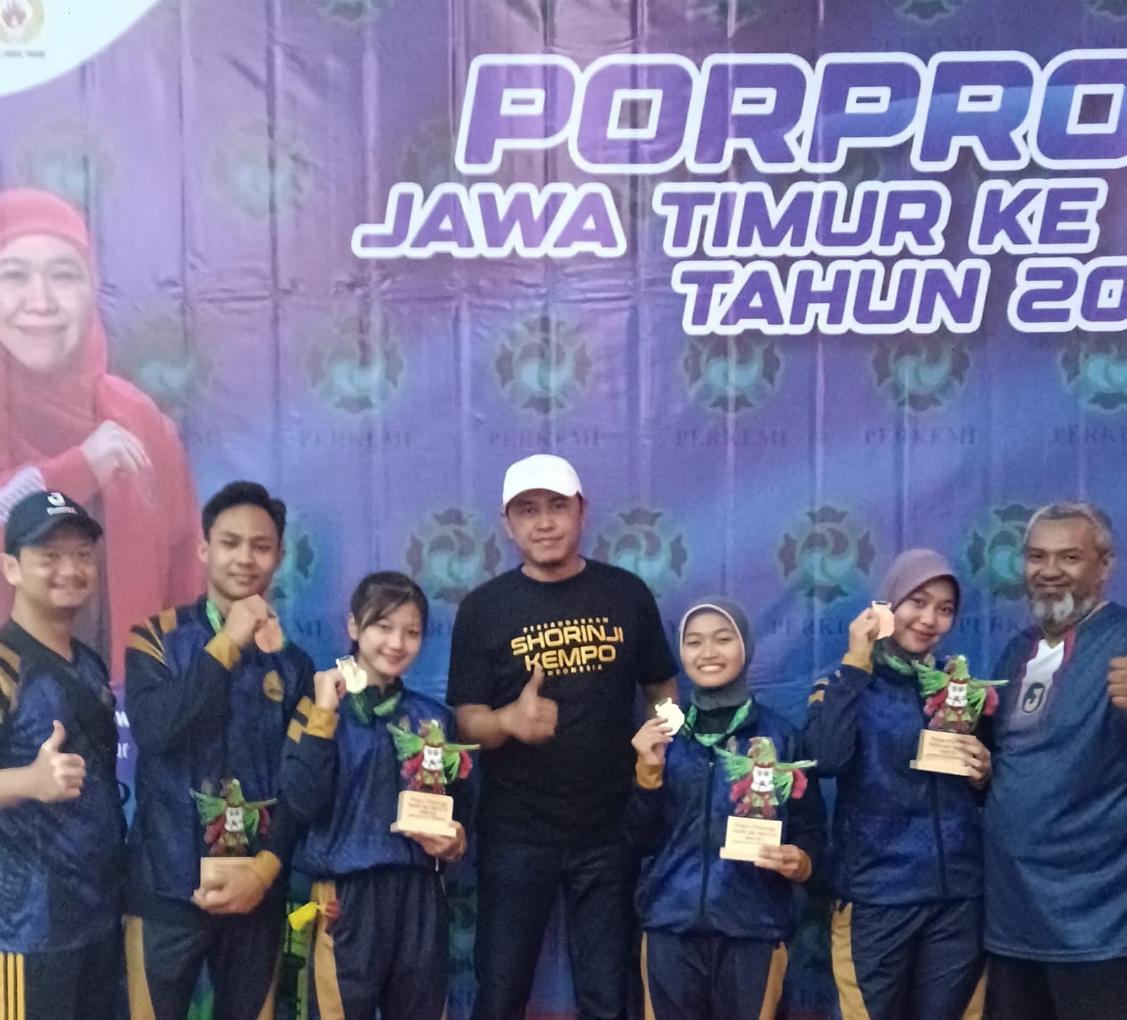 MENAWAN: Ketua Perkemi Jember bersama sejumlah atlet kempo setelah bertanding di Porprov Jatim 2023.
