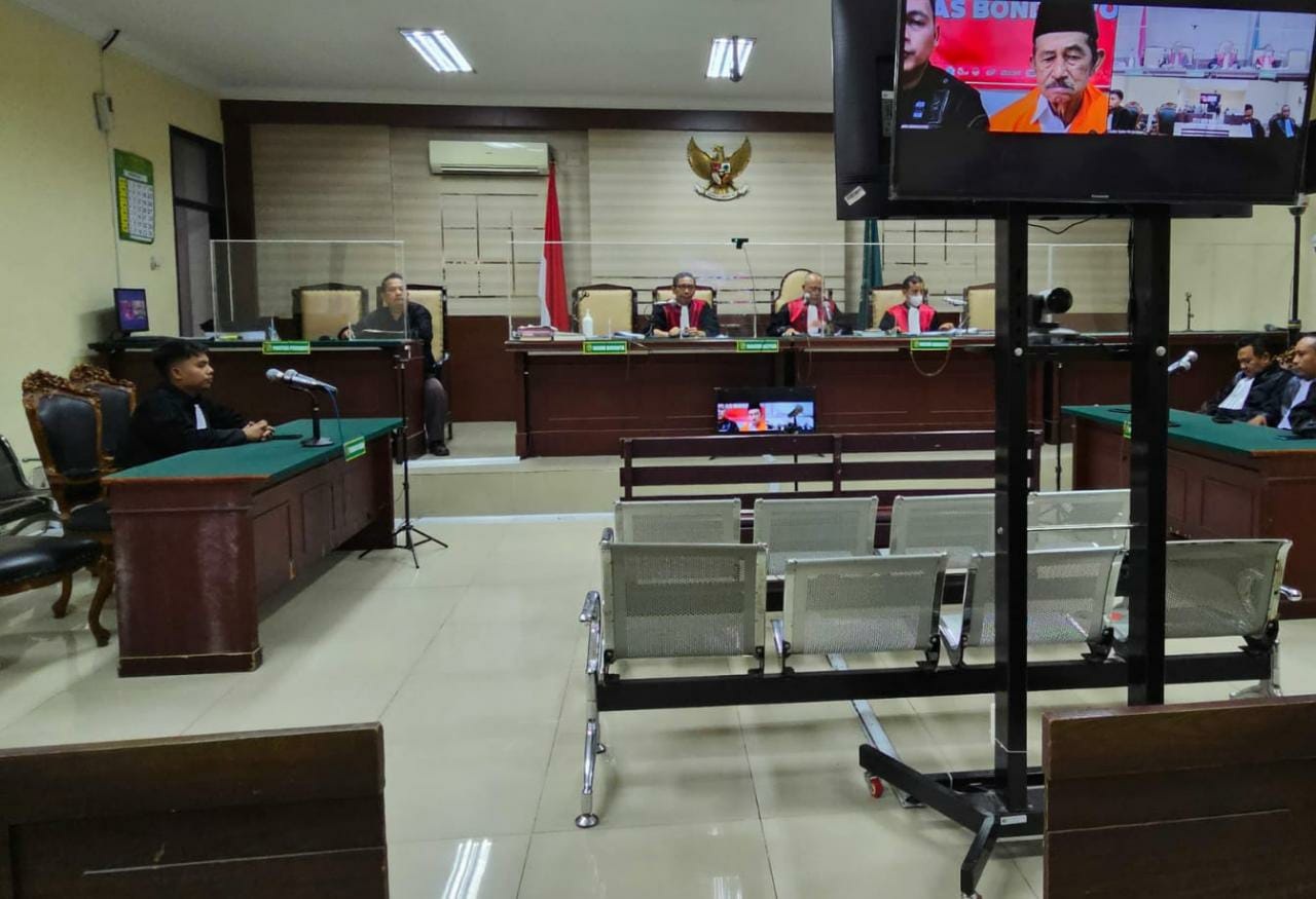 MEJA HIJAU: Sidang putusan terdakwa Sahni atas kasus penyalahgunaan bantuan traktor di Pengadilan Tipikor, Kamis (14/9).