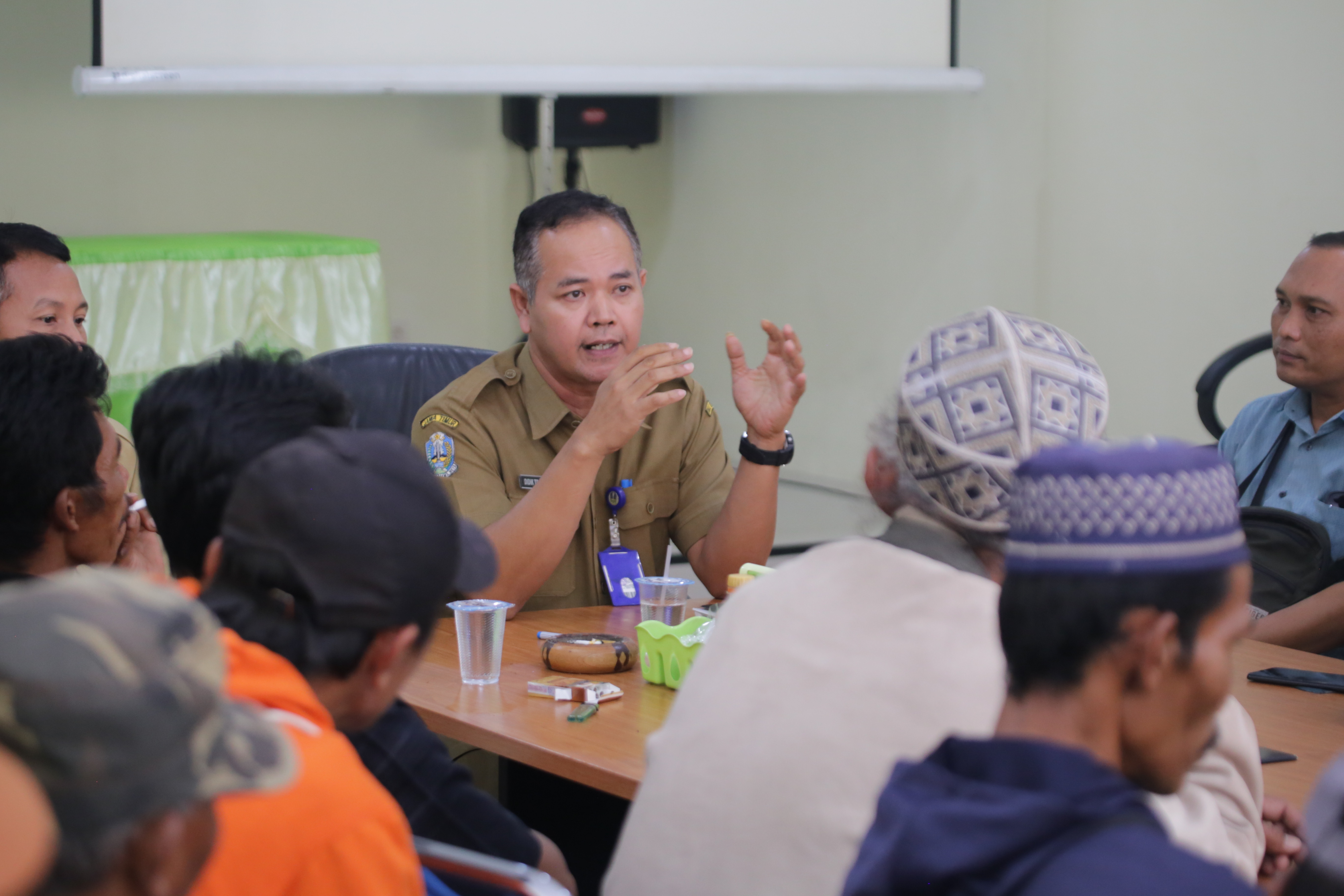 DEMI MASA DEPAN: Kepala Cabang Dinas Kehutanan Wilayah Jember Didik Triswantara memberi penjelasan mengenai hutan sosial kepada sejumlah petani kopi.